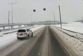 Дамочка на «Тигуане» слишком быстро разогналась и подрихтовала отбойник