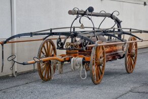 Button & Co. 1856 — старинная пожарная повозка с ручной помпой