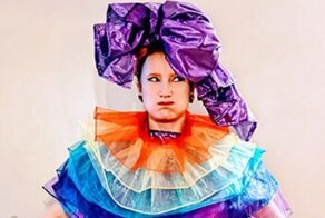 Дизайнер косплеит хозяйственную утварь