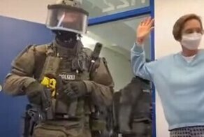 Хенде хох: немецкие правоохранители ворвались в класс, удивив учителя