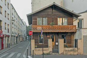 Откуда посреди Парижа взялось старое деревянное шале