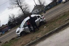 На Кубани лихач вылетел через окно машины во время ДТП и получил смертельные травмы