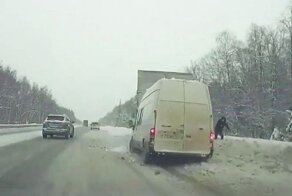 Фургон столкнулся с припаркованным грузовиком на трассе под Калугой