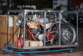 Этот 50-кубовый мотоцикл Honda 1998 года всё ещё в заводском ящике и его можно купить