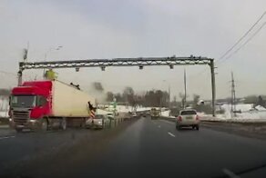 В Подмосковье грузовик сбил подъемник с рабочим
