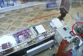 Ловкость рук и никакого мошенства: камера наблюдения сняла виртуозную кражу в магазине