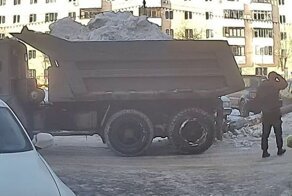 Невнимательный водитель КамАЗа уронил столб на припаркованный автомобиль