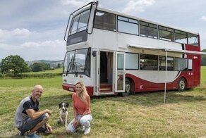 Пара из Великобритании превратила двухэтажный автобус в дом мечты