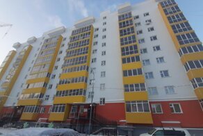 В Якутске женщина выпала с восьмого этажа, а потом сама вызвала себе скорую