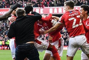 Во время матча Кубка Англии фанат «Лестера» выскочил на поле и напал на игроков «Ноттингем Форрест»