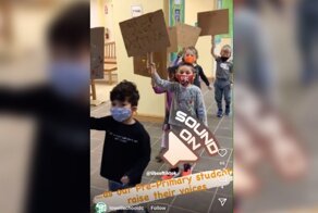 В американской школе пятилеток вывели с плакатами в поддержку BLM