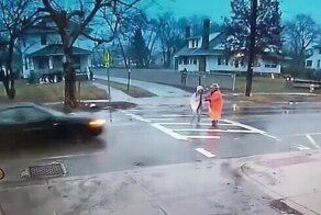 Видео: женщина-полицейский принимает удар на себя