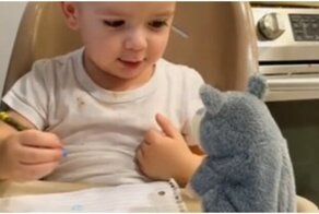 Неожиданная реакция мальчика на забавную говорящую игрушку