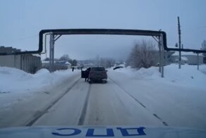 Автоинспектор, держась за дверь, смог остановить пьяного нарушителя прямо на ходу