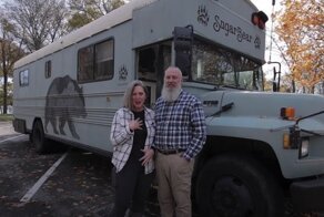 Семейная пара из США купила старый школьный автобус и переделала его в комфортный дом на колёсах