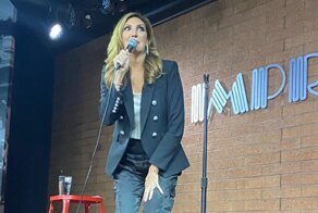 Женщина-комик из США пошутила про ковид, заявила о любви Иисуса, а потом упала и проломила череп