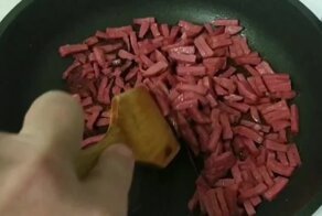 "Что ты такое?": красноярец попытался пожарить колбасу, но она расплавилась на сковороде
