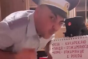 «Кукарекающего полицейского» задержали и доставили в отделение