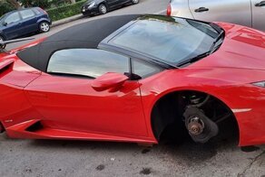 В Греции владелец обнаружил свой Lamborghini на кирпичах и без передних тормозов