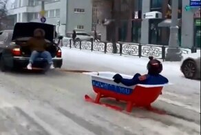 Болельщики из Екатеринбурга устроили заезд в импровизированных санях