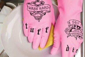 Последний писк моды: резиновые перчатки с татухами (3 фото)