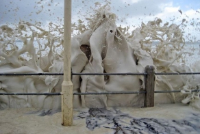 День, когда море превратилось в пену (10 фото)