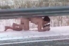 Под Благовещенском сотрудники ДПС гоняли по заснеженному полю голого парня и уговаривали одеться