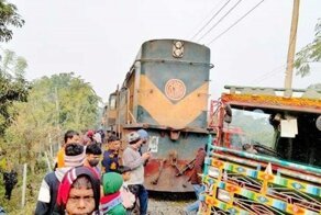 Три человека погибли в результате столкновения поезда с небольшим грузовиком в Бангладеш