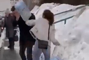 Подгузники не понравились: таксист вышвырнул женщину из салона авто