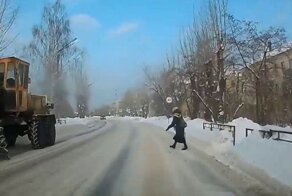 Водитель сбил 17-летнюю девушку на переходе в Свердловской области