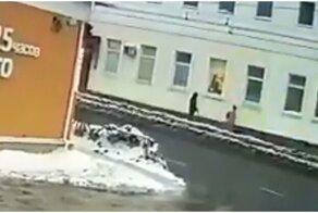 В Ярославской области лавина снега с крыши здания сошла на женщину с ребенком