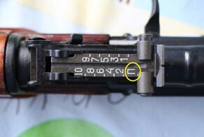 Зачем на прицельной планке автомата Калашникова размещена буква П?