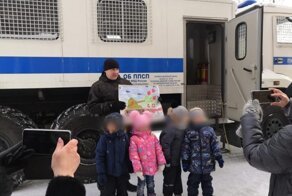 В Нижнем Тагиле детей одели в бронежилеты и выдали оружие