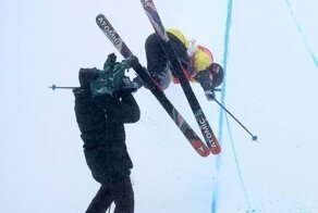 Фристайлист столкнулся с оператором во время исполнения трюка на Олимпиаде