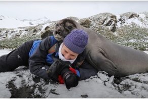 Обнимашки: любопытный тюлень улёгся рядом с фотографом