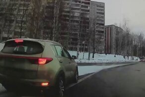 «Бей н...й!», — водитель наказал автомобилистку на перекрёстке с круговым движением