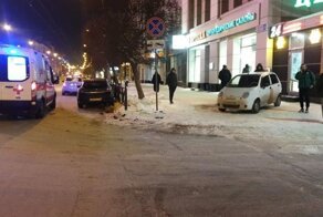 Авария дня. В Екатеринбурге Matiz вылетел на тротуар, сбил пешеходов и врезался в магазин
