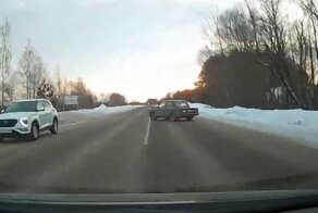 Водитель решил не тормозить и поехал на встречную полосу бить «Жигуль»