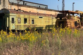 "Кладбище" распотрошённых локомотивов и советских поездов в полузаброшенном абхазском депо