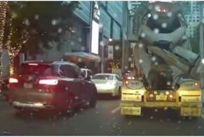 Неосторожный велокурьер чуть не попал головой под колёса грузовика