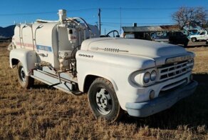 Интересный грузовик Dodge D300 1959 года выпуска, который использовался для заправки самолетов