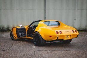 Потрясающий рестомод Chevrolet Corvette 1976 года привлекательным новым цветом