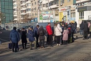 Очереди и пробки: мирное население Украины готовится к войне