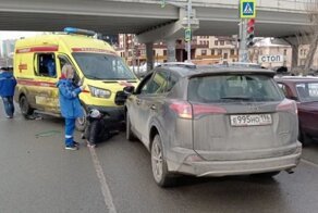 Авария дня. ДТП с машиной скорой помощи в Екатеринбурге, в котором пострадал пешеход