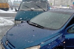 Под Ярославлем водитель «ГАЗели» едва не сбил пешеходов и столкнулся с хэтчбеком