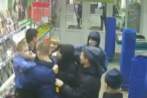 Массовая драка в супермаркете (2 видео)
