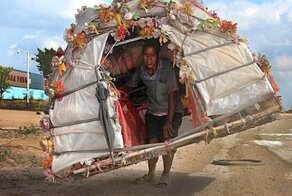 Бедняк из Китая построил переносной дом из бамбука