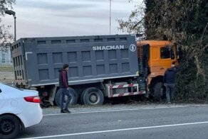 Авария дня. В Сочи в массовом ДТП погиб водитель припаркованного автомобиля