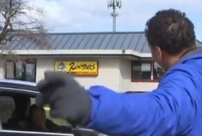 Мама журналиста во время съёмки сюжета беспардонно поприветствовала своего сыночка