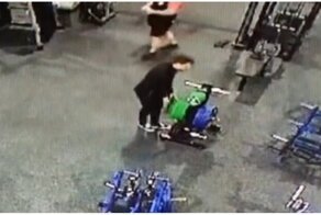 Парень решил не догонять укатившийся блин в тренажёрном зале
